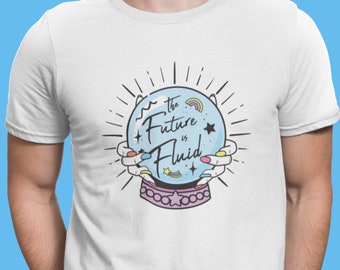 Könnte beinhalten: Weißes T-Shirt mit einem Grafikdruck einer blauen Kristallkugel mit dem Text "The Future is Fluid" in einer Regenbogen-Schriftart.