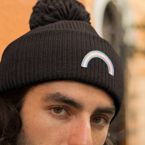 Trans Pride Hut | Transgender Flag Regenbogen Beanie | LGBTQ Geschenke Unter 20 | Queer Pom Pom Beanie Mütze