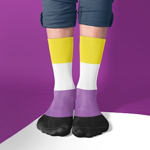 Chaussettes de drapeau de fierté non binaires