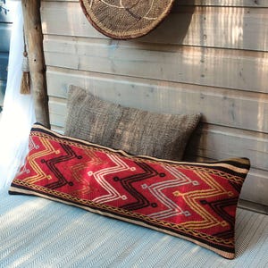 Rechteckiger Kelim-Kissenbezug 30x90 cm – Vintage – Boho – Ethno – Eklektisch – Authentischer türkischer Kelim – Rot – Schwarz – Nomadisch – Einzigartig