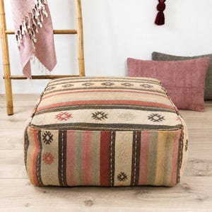 Pokrowiec na pufę w stylu vintage z tureckiego kilimu w wyblakłych odcieniach – poduszka podłogowa – kwadrat 60x60x30 – wystrój wnętrz w stylu boho – jedyny w swoim rodzaju – unikatowy przedmiot