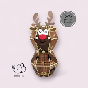 Könnte beinhalten: Ein brauner und beiger Rentier-Adventskalender mit den Zahlen 1 bis 24 auf jeder Seite. Das Rentier hat eine rote Nase und braune Geweih.