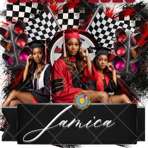 以下が含まれることがあります： 卒業式の帽子とガウンを着た若い女性3人が、赤と黒の市松模様の旗を背景にポーズをとっています。画像の上部には「Senior 2025」というテキストがあります。女性たちは笑顔でカメラを見ています。この画像は卒業の発表または招待状です。