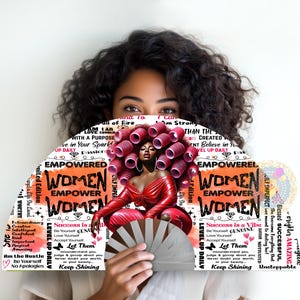 以下が含まれることがあります： 赤いヘアカーラーと赤い衣装を着た、力強い女性のイラストが描かれた装飾扇子。「Empowered Women」という言葉とインスピレーションを与えるフレーズが含まれています。