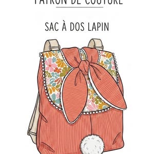 Puede incluir: Una ilustración de patrón de costura para una mochila de conejo con el texto PATRON DE COUTURE SAC À DOS LAPIN. La mochila es de color coral con una solapa floral, largas orejas de conejo anudadas, una cola de pompón blanca y correas claras.
