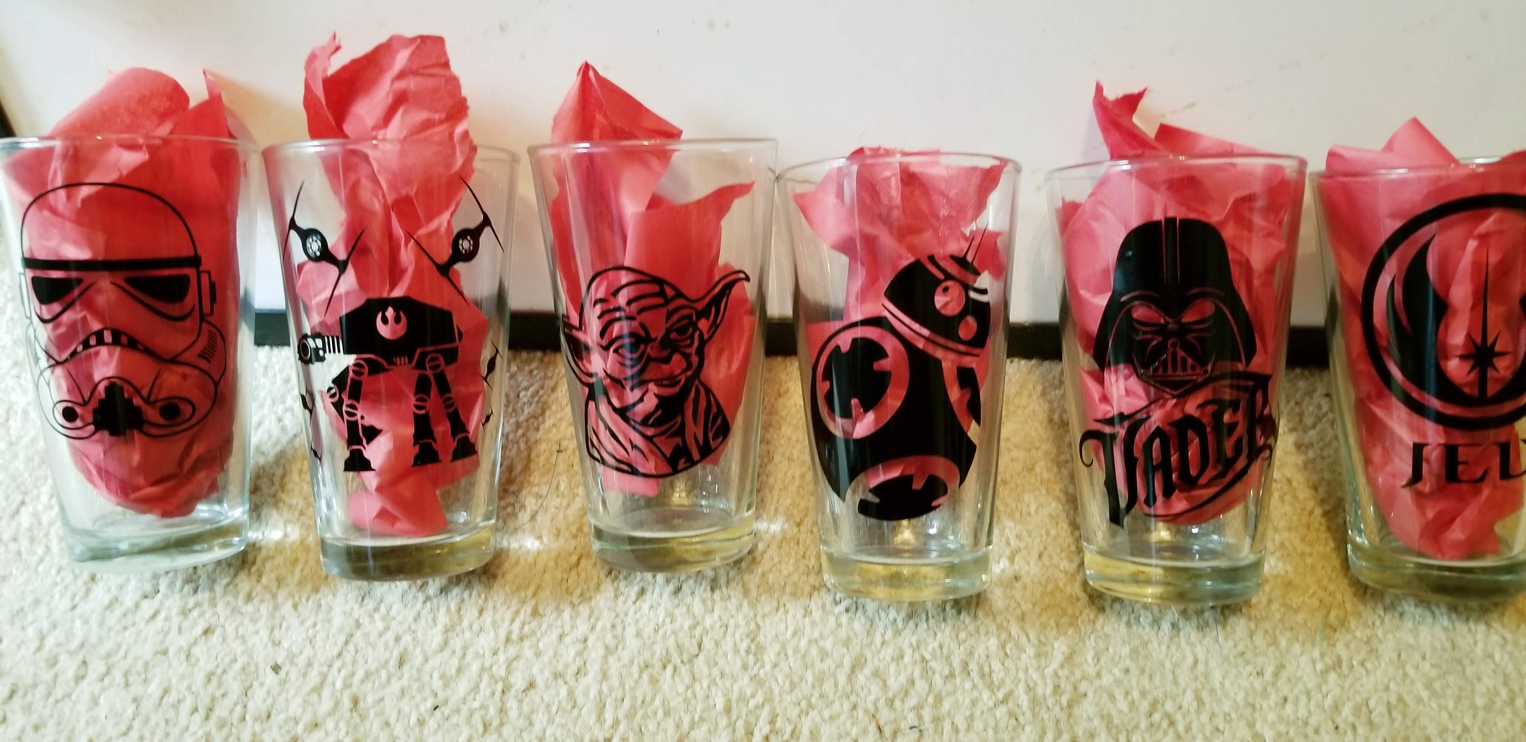 Star wars pint glasses/star wars gift / custom pint glasses/man cave / gifts for him/ 16oz pint glasses