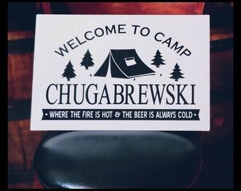 Bienvenido al letrero de metal de Camp Chugabrewski / Letrero de camping divertido / letrero de cueva de hombre / letrero de RV / letrero de 12x18