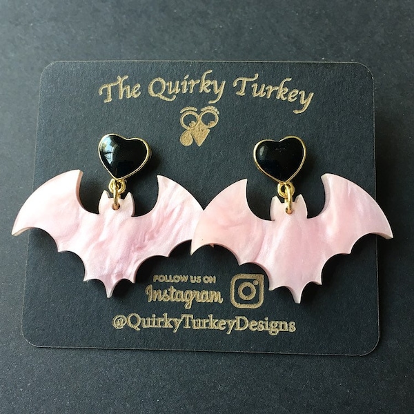 Boucles d'oreilles chauve-souris rose nacré | boucles d'oreilles gothiques pastel | Boucles d'oreilles effrayantes | Boucles d'oreilles pendantes chauve-souris