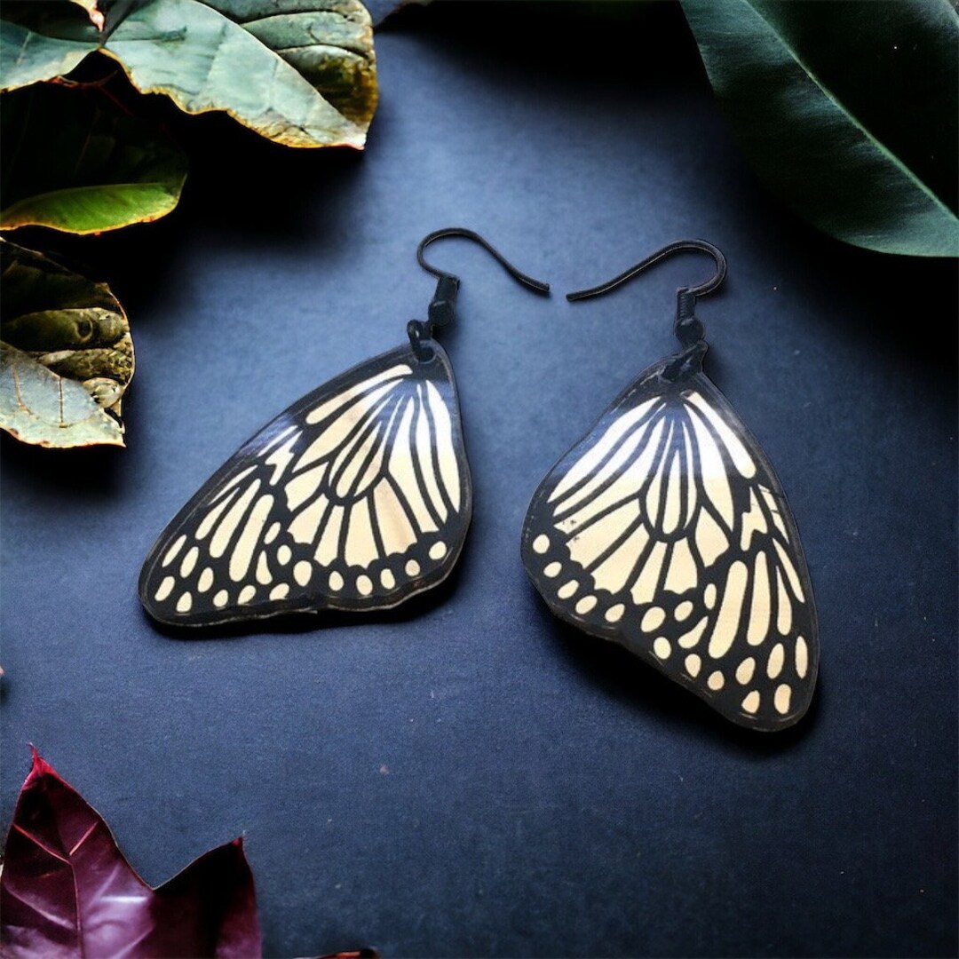 BUTTERFLY DARK MOP GOLD EARRINGS main image 1