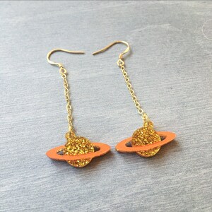 Orecchini Saturno in argento sterling ispirati a Miss Frizzle