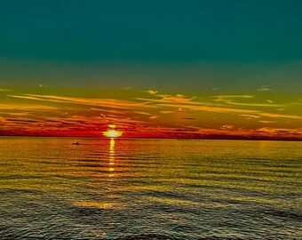 Kayakiste solitaire au coucher du soleil