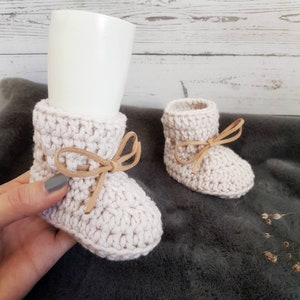 Babyschuhe aus Merinowolle gehäkelt,viele Farben, Babyboots, beige, für Junge und Mädchen image 4