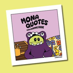 Op de afbeelding: Een kleurboek met de titel "Mona Quotes" toont een paars monster met een groen gezicht en witte tanden. De achtergrond is lichtpaars met een bruine schatkist en een gouden kroon. De titel van het boek is zwart.