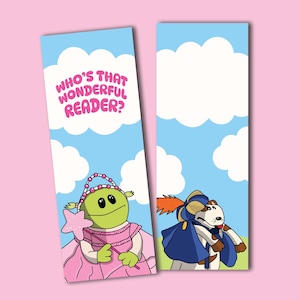 Op de afbeelding: Twee ontwerpjes voor bladwijzers met cartoonfiguren tegen een blauwe lucht met witte wolken. De eerste bladwijzer toont een groene alien die een roze jurk draagt en een roze toverstaf vasthoudt. De tweede bladwijzer toont een witte hond die een blauwe cape en een kroon draagt. De tekst op de eerste bladwijzer luidt "Who's that wonderful reader?"