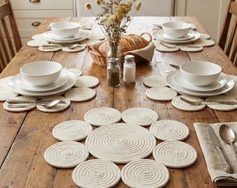 Ręcznie robione podkładki z ecru bawełnianego sznurka, dekoracja stołu w stylu boho w stylu rustykalnym