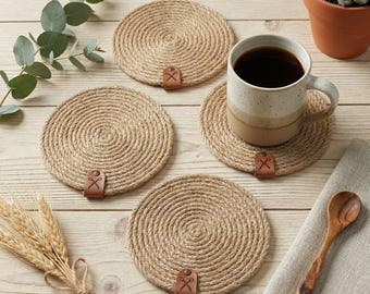 Ręcznie robione podkładki jutowe ze skórzanymi metkami – podkładki pod kubki do kawy w stylu farmhouse