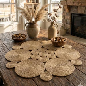 Camino de mesa redondo de yute hecho a mano, centro de mesa estilo bohemio.