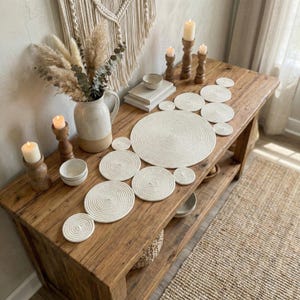 Camino de mesa de cuerda de algodón color crudo hecho a mano, centro de mesa estilo bohemio rústico.