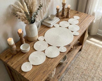 Ręcznie robiony bieżnik na stół z ecru bawełnianej liny, boho rustykalny element dekoracyjny