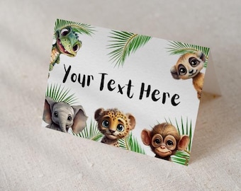 Può includere: Un biglietto pieghevole con illustrazioni ad acquerello di animali della giungla, tra cui un coccodrillo, un elefante, un leopardo, una scimmia e un suricato. Il biglietto è decorato con foglie di palma verdi e il testo "Your Text Here" in corsivo nero.