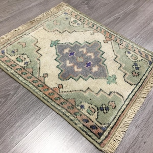 Small Hand Knotted Oushak Rug: Turkish Wool Carpet, Wall Decor (1'3'' x 1'6'')