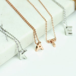 Collar de letras pequeñas / Collar de monograma pequeño / Collar de letras de plata / Collar personalizado / Collar de capas de declaración