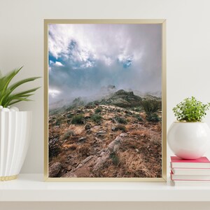 Nebelige Wüstenlandschaft Arizonas. Aberglaube Berge Arizona, digitaler Download, Fine Art Wandkunst.