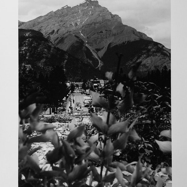 Innenstadt von Banff mit Kaskadenberg. Schwarz & weiß Darkroom Silber Gelatine Druck auf glänzenden Faserpapier. 8 x 10" Zoll.