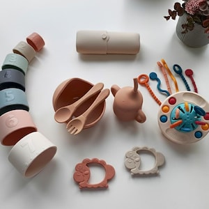 Personalised Weaning Set & Montessori Toys | Silicone Travel BLW Feeding Kit | Neutral Beige Baby Shower Gift Box