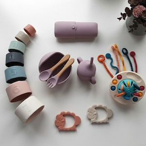Personalised Weaning Set & Montessori Toys | Silicone Travel BLW Feeding Kit | Mauve Baby Shower Gift Box