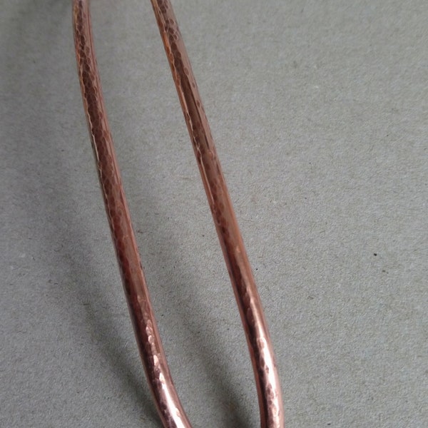 Große gekrümmte Haarforke aus Kupfer. Longueur totale 15,7 cm