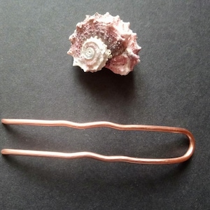 Mittellange gekrümmte Haarforke aus Kupfer. Gesamtlänge 10,6 cm