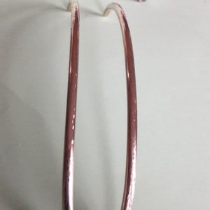 Può includere: Un braccialetto semplice e minimalista in filo di rame. Il braccialetto è realizzato con un unico pezzo continuo di filo che è piegato in un cerchio.