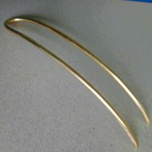 Mittelgroße gekrümmte Haarforke aus Messing. Gesamtlänge 15,4 cm
