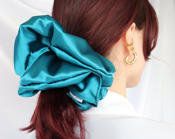 Snow White GIGA Scrunchy