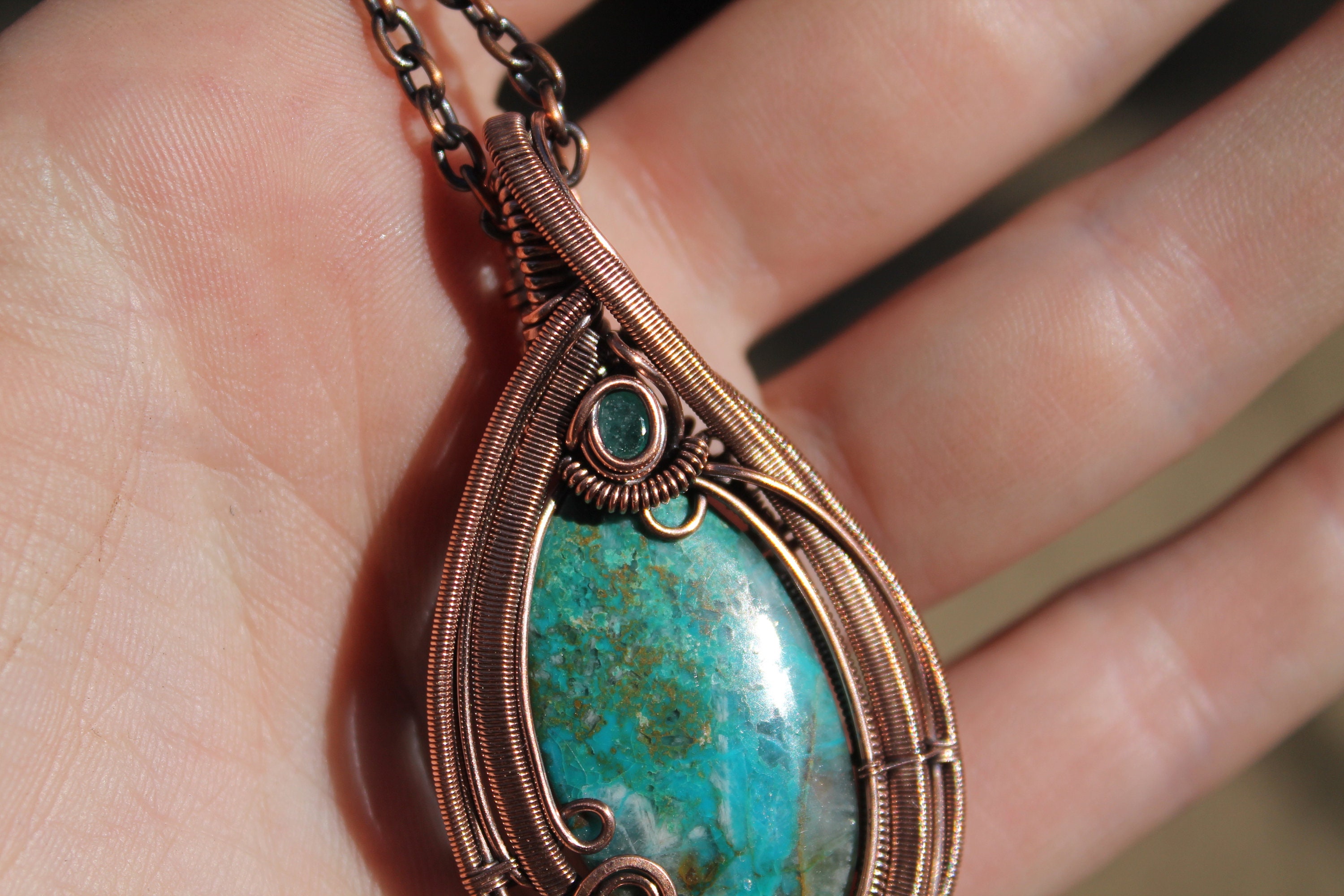 クリソコラとトルマリンのワイヤーラップペンダント - 銅ワイヤー