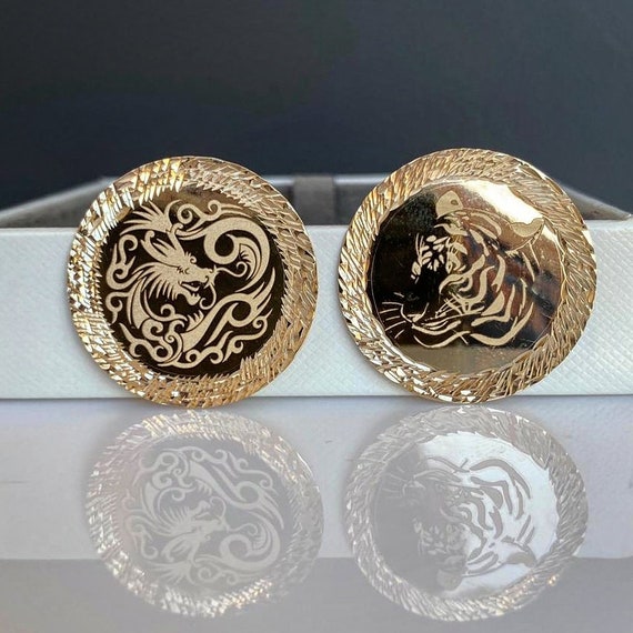 14Kゴールドディスクスタッドピアス：ドラゴン＆タイガーデザイン 