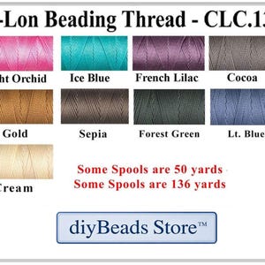 Peut inclure: Nuancier de fil de perlage C-Lon CLC.135 pr&eacute;sentant neuf bobines en Light Orchid, Ice Blue, French Lilac, Cocoa, Gold, Sepia, Forest Green, Lt. Blue et Cream. Le texte indique que certaines bobines font 50 yards et d'autres 136 yards.