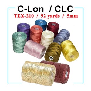 Peut inclure: Une collection de douze bobines de cordon de perlage en nylon dans diverses couleurs dont bleu, rouge, rose, jaune et cr&egrave;me. Le texte indique Nylon Beading Cord, C-Lon / CLC, TEX-210 / 92 yards / 5mm et diyBeads.com. Les bobines sont group&eacute;es.