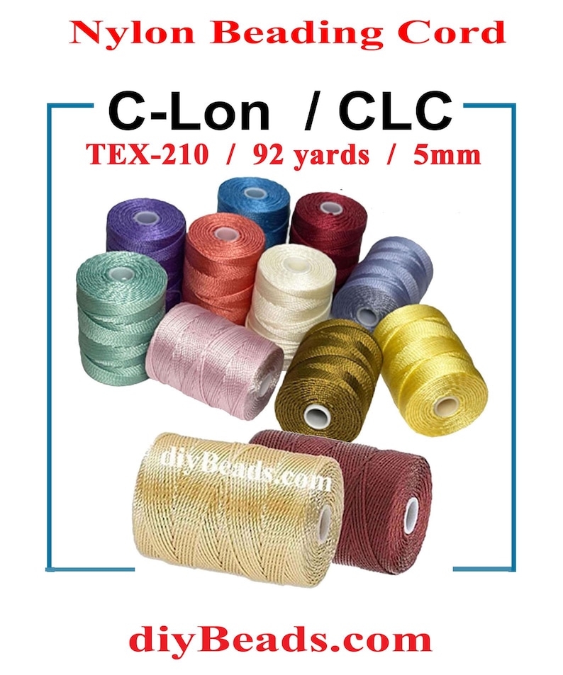 Peut inclure: Une collection de douze bobines de cordon de perlage en nylon dans diverses couleurs dont bleu, rouge, rose, jaune et cr&egrave;me. Le texte indique Nylon Beading Cord, C-Lon / CLC, TEX-210 / 92 yards / 5mm et diyBeads.com. Les bobines sont group&eacute;es.