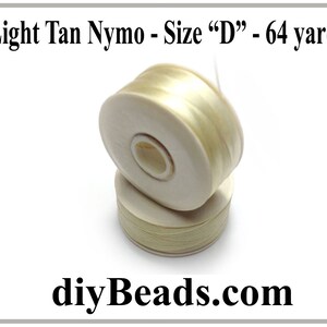 Puede incluir: Una bobina de hilo Nymo de color beige claro, tama&ntilde;o "D", con 64 yardas de hilo. La bobina est&aacute; sobre un fondo blanco.