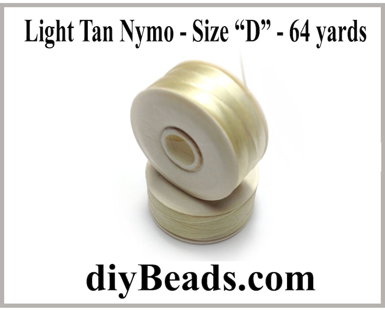 Puede incluir: Una bobina de hilo Nymo de color beige claro, tama&ntilde;o "D", con 64 yardas de hilo. La bobina est&aacute; sobre un fondo blanco.