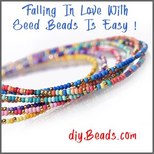 Peut inclure: Plusieurs rangs de perles de rocaille color&eacute;es alternant avec de petites perles dor&eacute;es m&eacute;talliques. Le texte "Falling In Love With Seed Beads Is Easy !" figure en haut, et le texte "diyBeads.com" est imprim&eacute; en rouge au bas de l'image.