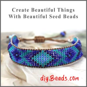 Peut inclure: Un bracelet tiss&eacute; pr&eacute;sentant un motif g&eacute;om&eacute;trique de perles de rocaille bleues, turquoise et violettes avec des cordons marron. Le texte "Create Beautiful Things With Beautiful Seed Beads" et "diyBeads.com" est visible sur l'image.