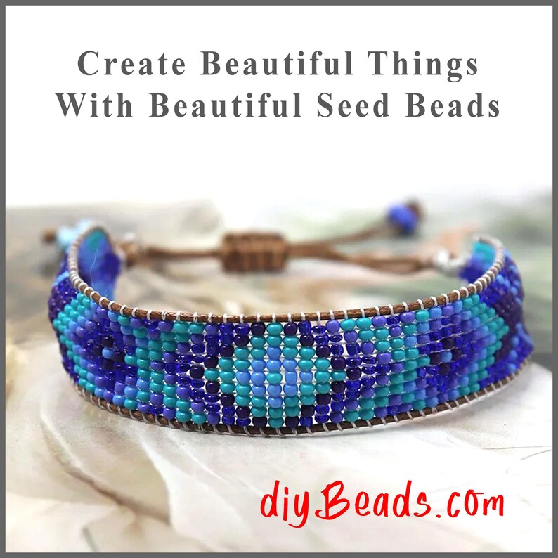 Peut inclure: Un bracelet tiss&eacute; pr&eacute;sentant un motif g&eacute;om&eacute;trique de perles de rocaille bleues, turquoise et violettes avec des cordons marron. Le texte "Create Beautiful Things With Beautiful Seed Beads" et "diyBeads.com" est visible sur l'image.