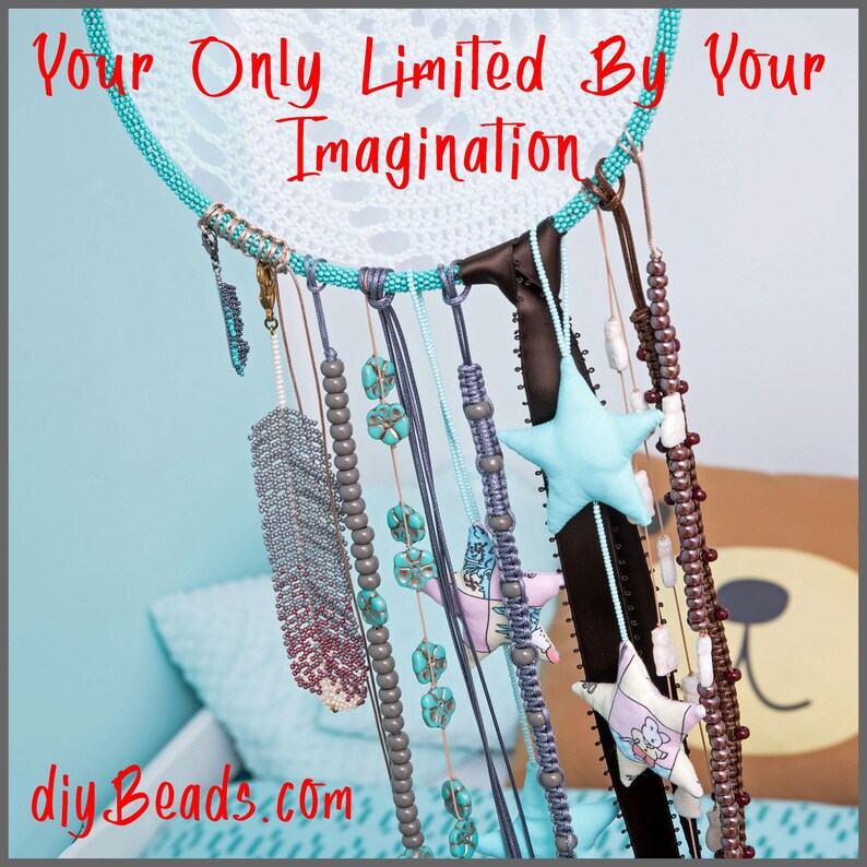 Peut inclure: Un attrape-r&ecirc;ves avec un cerceau perl&eacute; turquoise portant le texte Your Only Limited By Your Imagination et diyBeads.com. Les &eacute;l&eacute;ments suspendus incluent une plume perl&eacute;e, des brins de perles grises et turquoise, et des &eacute;toiles en tissu bleu clair et blanc.