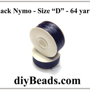Puede incluir: Dos carretes de hilo Nymo negro, tama&ntilde;o "D", 64 yardas cada uno. Los carretes son blancos con una etiqueta negra que dice "diyBeads.com".