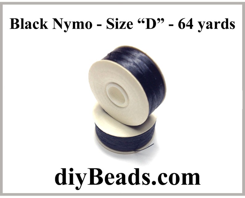 Puede incluir: Dos carretes de hilo Nymo negro, tama&ntilde;o "D", 64 yardas cada uno. Los carretes son blancos con una etiqueta negra que dice "diyBeads.com".
