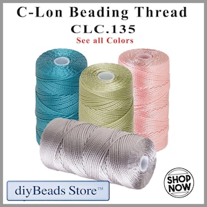 Peut inclure: Quatre bobines de fil de perlage C-Lon CLC.135 en bleu sarcelle, vert clair, rose p&acirc;le et argent m&eacute;tallis&eacute;. Le texte C-Lon Beading Thread CLC.135, See all Colors, diyBeads Store et SHOP NOW est visible sur le fond blanc entourant les bobines.