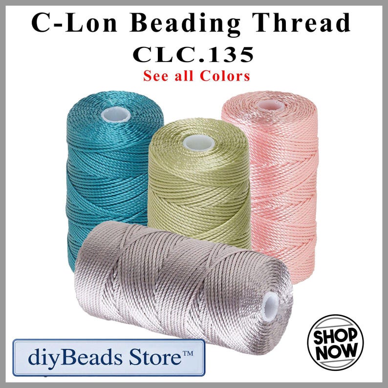 Peut inclure: Quatre bobines de fil de perlage C-Lon CLC.135 en bleu sarcelle, vert clair, rose p&acirc;le et argent m&eacute;tallis&eacute;. Le texte C-Lon Beading Thread CLC.135, See all Colors, diyBeads Store et SHOP NOW est visible sur le fond blanc entourant les bobines.